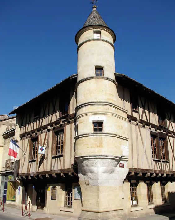 Maison à tourelle d’angle, 102 rue de la République – Sainte-Foy-la-Grande Maison à tourelle d’angle, 102 rue de la République – Sainte-Foy-la-Grande