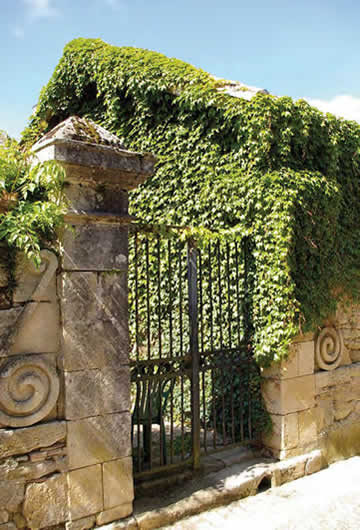Portail ancien, rue du poète Jean Montmoreau – Pellegrue Portail ancien, rue du poète Jean Montmoreau – Pellegrue