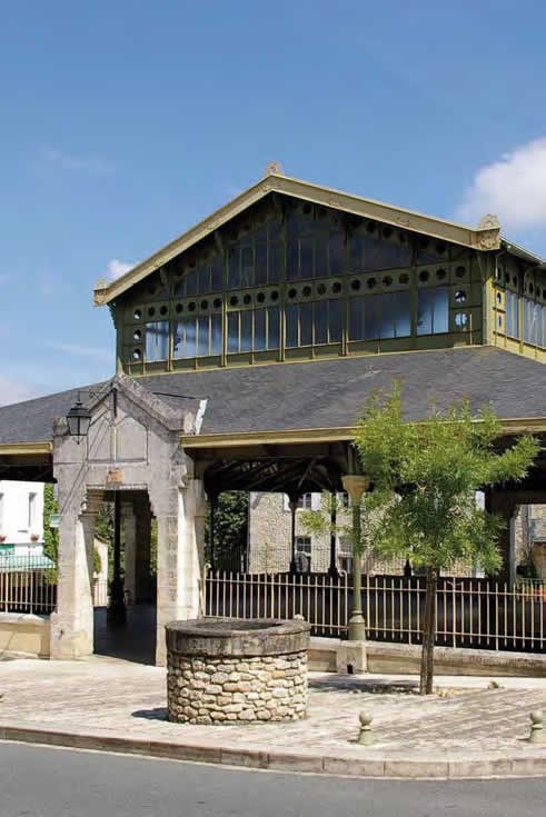 La halle et le puit de Pellegrue La halle et le puit de Pellegrue