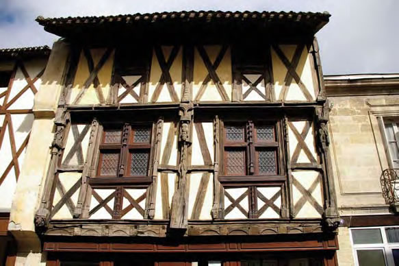 Maison à pan de bois sculptés, 102 rue de la République-Sainte-Foy-la-Grande Maison à pan de bois sculptés, 102 rue de la République-Sainte-Foy-la-Grande